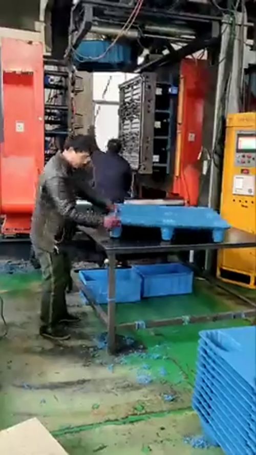 工廠倉庫用的托盤,原來是這樣生產的,我以為像鋁錠那樣做的呢